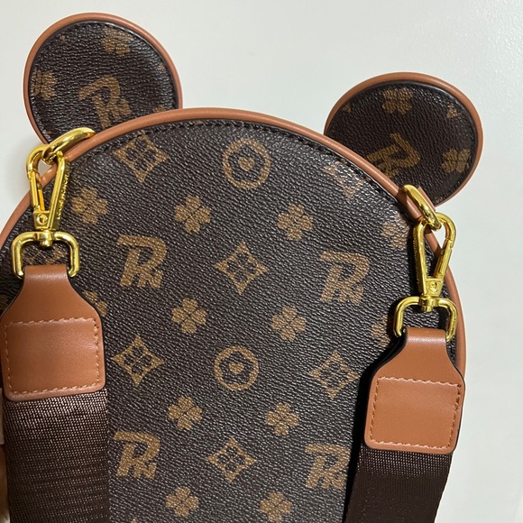 ✨$450✨  WATER PROOF  MICKEY MOUSE ZIPPER CROSSBODY BAG Disney land - Picture 7 of 14